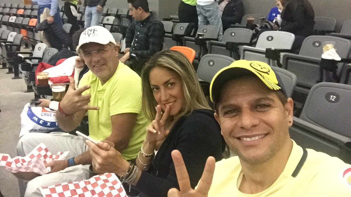 mercadanterafa's tweet photo. VAMOS ÁGUILAS 🦅 !!!
Con cuadernos en el clásico joven #Americanista #americavscruzazul #pasion #estadioazteca @hsoberon @yleana77 https://t.co/K6fhlvLo1p