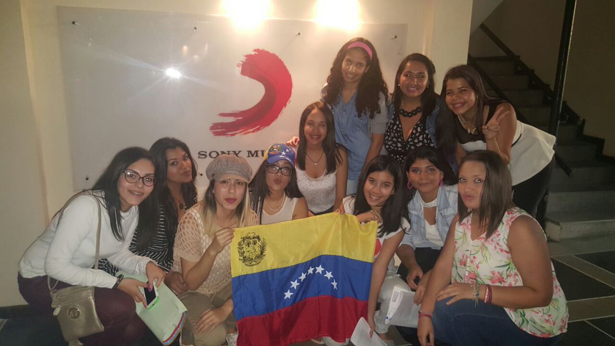 xshownu_x's tweet photo. Creo que es necesario publicar esto, porque fue lo más cerca que estuvimos de conocerlos😭

#MasAllaTourVenezuela https://t.co/vaz03ADU0x