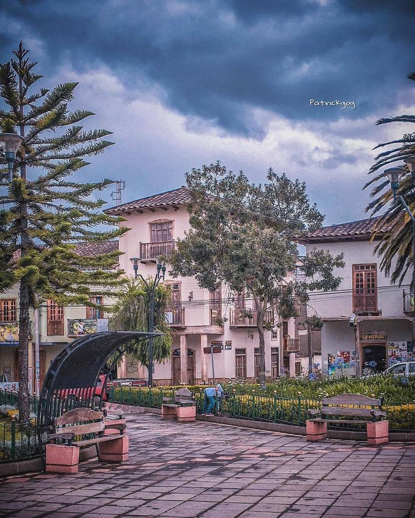 pattosar's tweet photo. #Sigsig #Ecuador #AllYouNeedIsEcuador #iPhoneonly #parque #street https://t.co/RQwUrdXldB @patrickgog #FotoEc https://t.co/UcKSwh4kvh