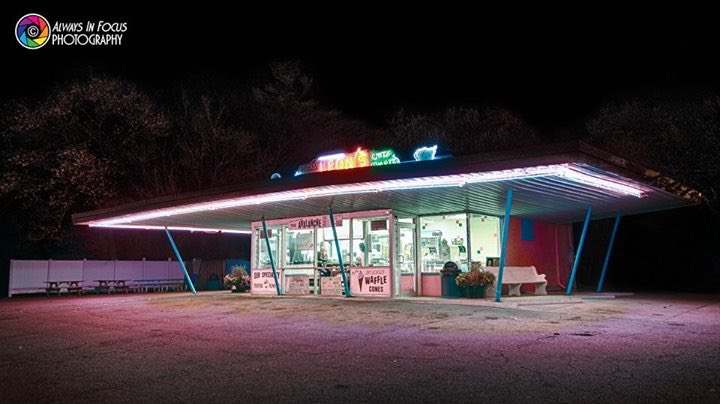 LeonsCustard's tweet photo. .Stop in for a treat. #FrozenCustard #Oshkosh #CityOfNeenah #TurtleSundae #MAGA #CarHop https://t.co/xg3Xg7R6OS