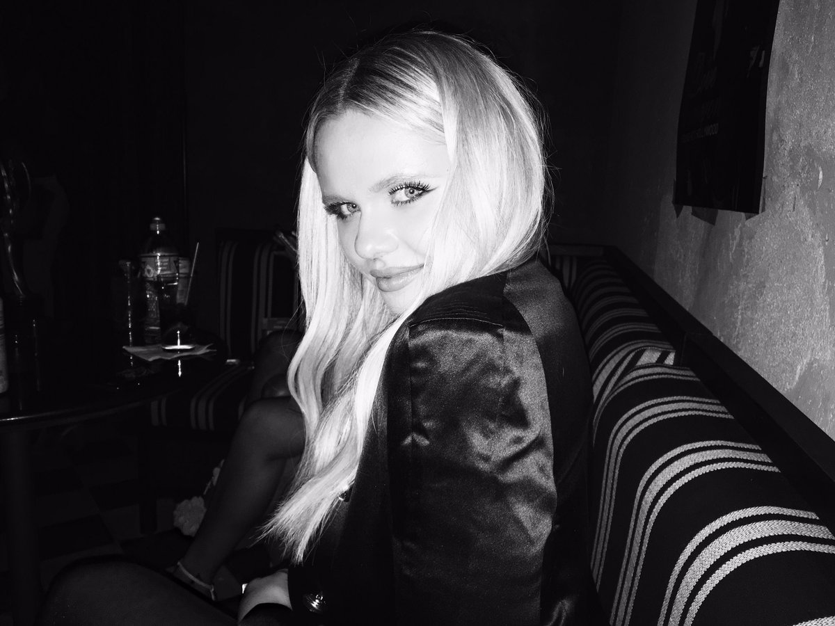 allisimpson's tweet photo. 🍸 @THEGALOREMAG X @FANCY #YOUNGHOTHOLLYWOOD 🖤 https://t.co/RgfiI7ZKbh