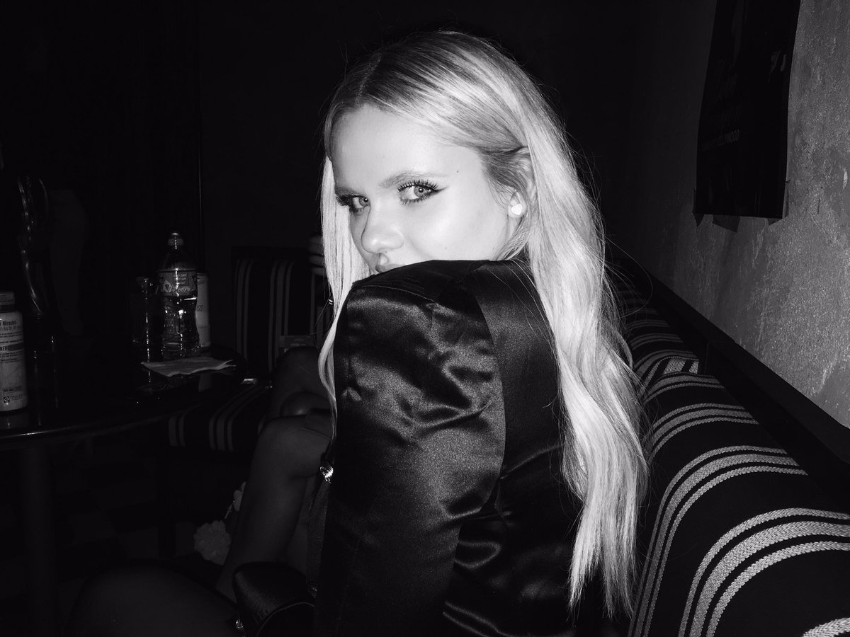 allisimpson's tweet photo. 🍸 @THEGALOREMAG X @FANCY #YOUNGHOTHOLLYWOOD 🖤 https://t.co/RgfiI7ZKbh