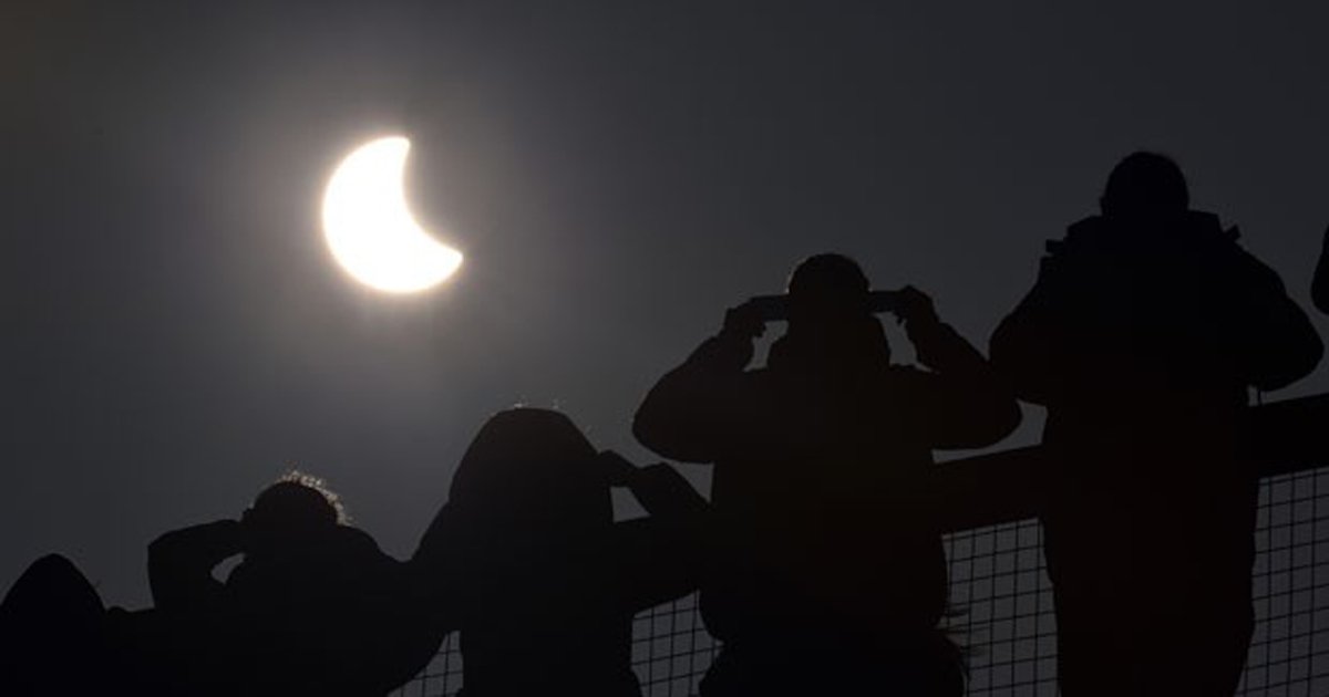 Fique ligado: 1º eclipse solar do ano acontece nesta manhã, entre 9h e 12h na maioria das capitais. Veja detalhes glo.bo/2mqu3RR
