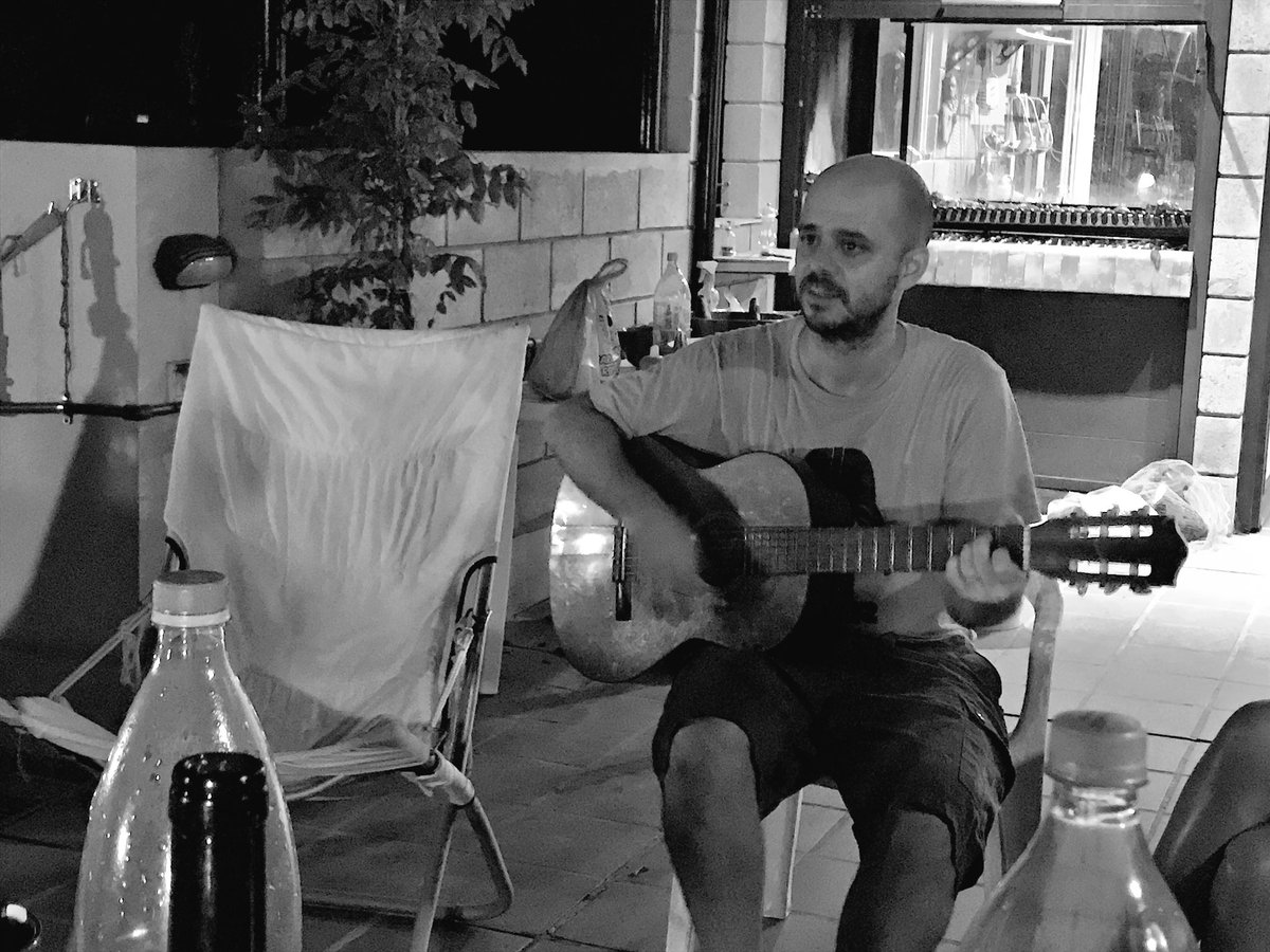 Venís a un asado, sacan la guitarra y aparece Abel Pintos.
