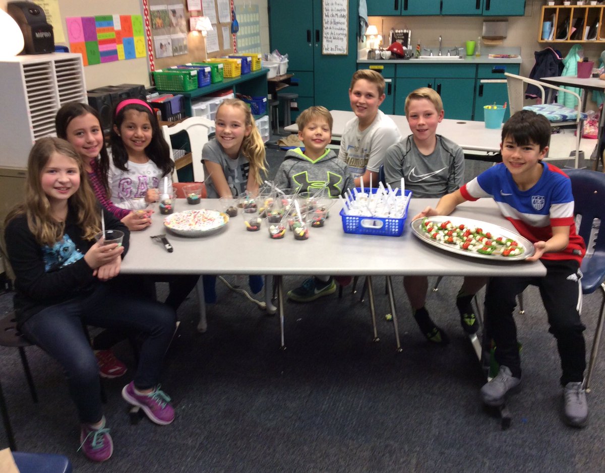 LeadersReaders4's tweet photo. Future chefs? Taking time to explore interests of their own.  Planning, measuring, problem solving, creating/sharing recipes #Genius Hour https://t.co/cx5anjfnUQ