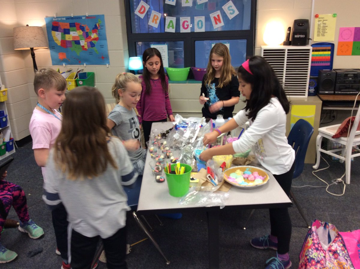 LeadersReaders4's tweet photo. Future chefs? Taking time to explore interests of their own.  Planning, measuring, problem solving, creating/sharing recipes #Genius Hour https://t.co/cx5anjfnUQ