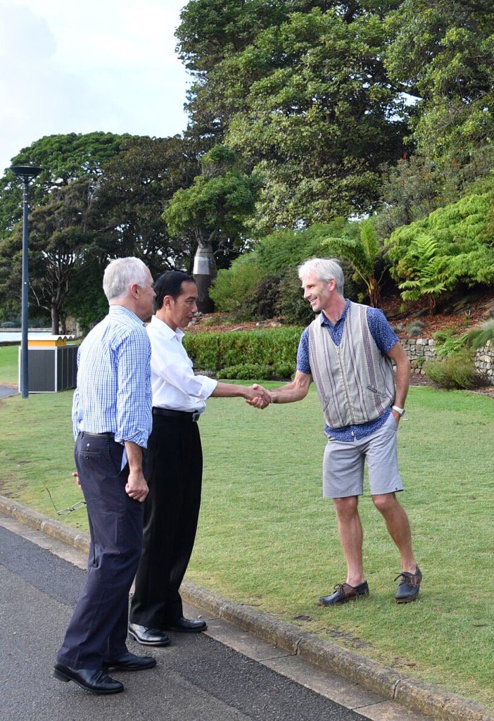 JewelTopsfield's tweet photo. Blusukan diplomacy. President @jokowi and Malcolm Turnbull meet people on morning stroll through Sydney. Keren! https://t.co/LUyFw3LNtP