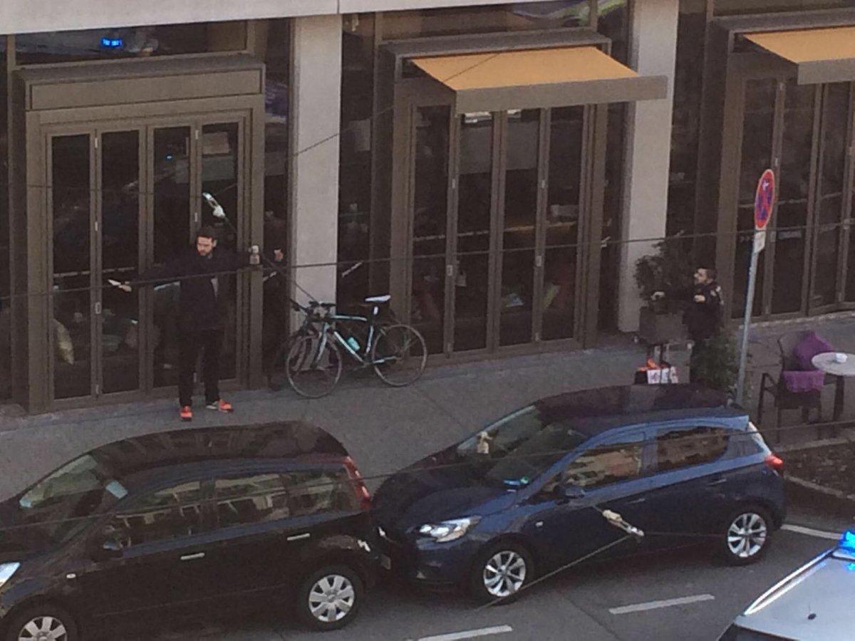 Estriola's tweet image. #Heidelberg: Mann stirbt nach #AutoAttacke