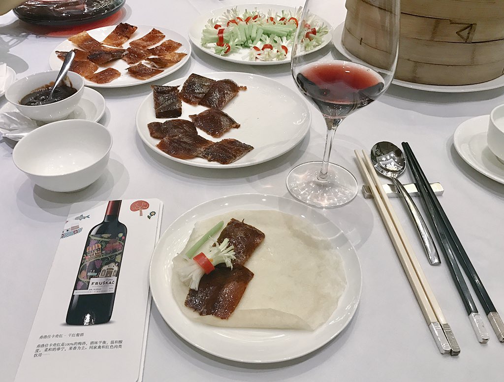 frushkach's tweet photo. Fruskac Red 红弗洛仕卡奇
Barbecued Peking duck with steamed pancakes and flavorings.

北京片皮鸭
烤北京鸭用蒸的薄煎饼和调味#Fruskac #红弗洛仕卡奇 https://t.co/QhMTOgYzdy https://t.co/nduWMatz4A