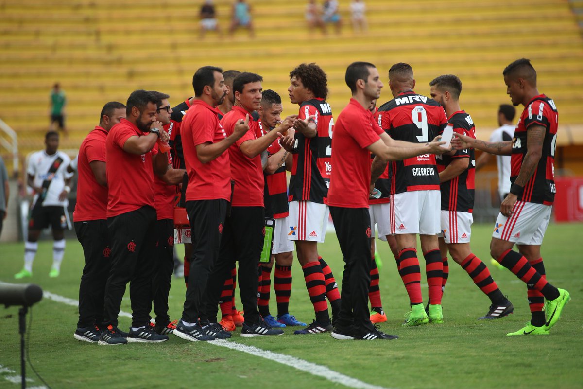 Flamengo's tweet image. Beber uma água pra repor as energias sempre ajuda durante o jogo 💦💦💦 #FoliaRubroNegra