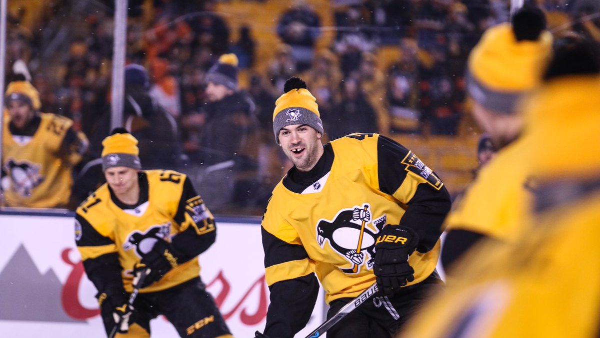 There's nothing quite like outdoor hockey to bring out the kid in everyone. Welcome back, Schultz! #StadiumSeries https://t.co/on8grkLlPe