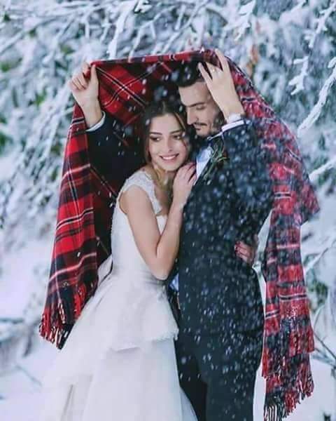 ومن يعشق أنثى من ... ورد 
لابد وأن يكون رجلا من مطر
#شذرات_الكلام
#حلم_نلتقي