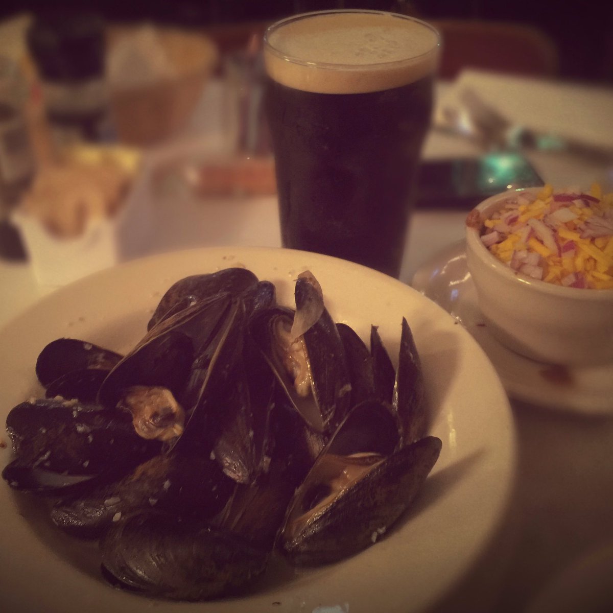 LimaCharlieFood's tweet photo. Saturday night! Time for steamed #mussels, cowboy #chili and a #Guinness at the famous #EarInn #NYC #EarInnNYC #LimaCharlieFood https://t.co/QyqLPi9B71