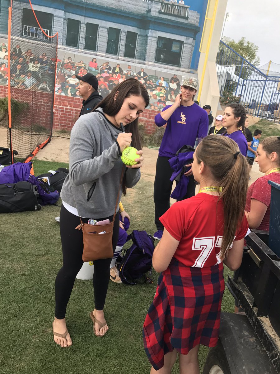 LLefty18's tweet photo. When your Alumni return and people still want their autograph! #MADEbyLSU https://t.co/oZ5Ov5KakW