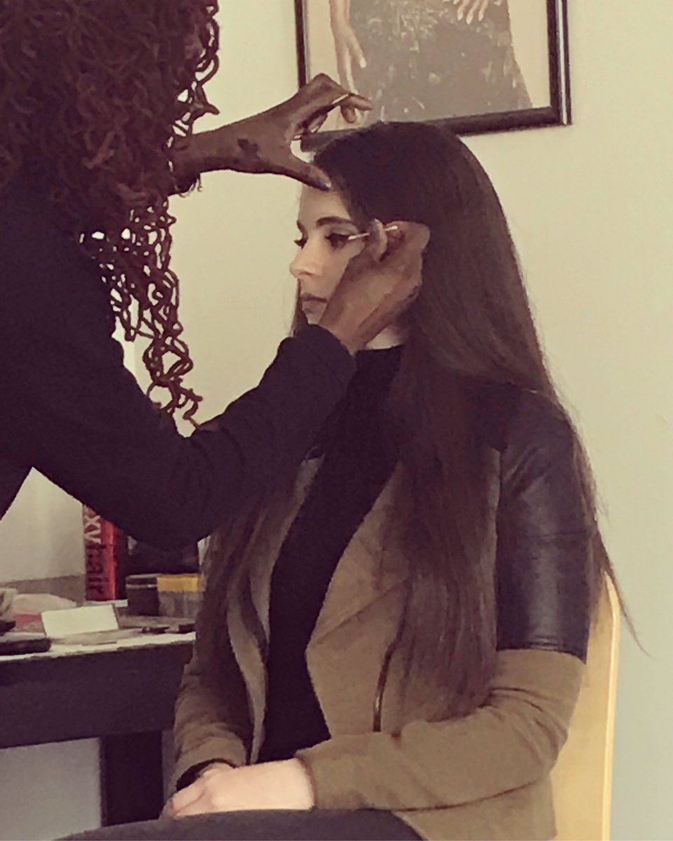 VanessaMarano's tweet photo. Behind the scenes of a new photo shoot. Thanks  @missvalnoble!  💄 #bts https://t.co/qpSyGWbtnf https://t.co/PqIdnoC7I2