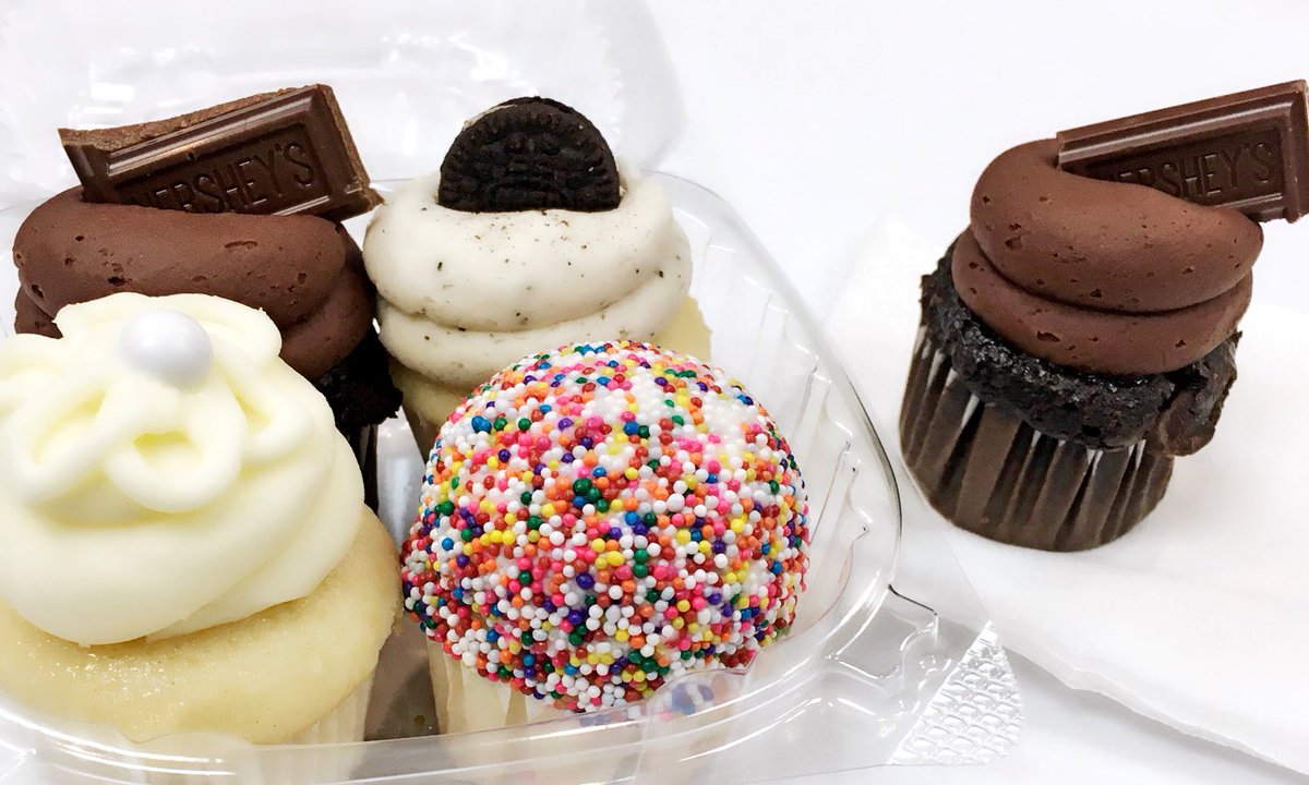 Trailercakes's tweet photo. All #trailercakes delivery orders from #ubereats for the rest of night receive a #free mini #slapyourmama chocolate cupcake w/ your order https://t.co/7apIe963vd