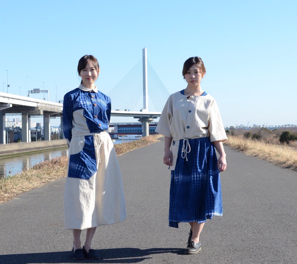 Uzivatel 図鑑 村上太郎 Na Twitteru 服の寄り道 展 Dmに使用した今回のメインルック 先染めランダムチェック 藍染よろけ 絞りの生地から作った一点物ワンピース ボタンは全て手作り 襟無しは昨日旅立っていきました 襟付きは沢山の人に着て頂いています