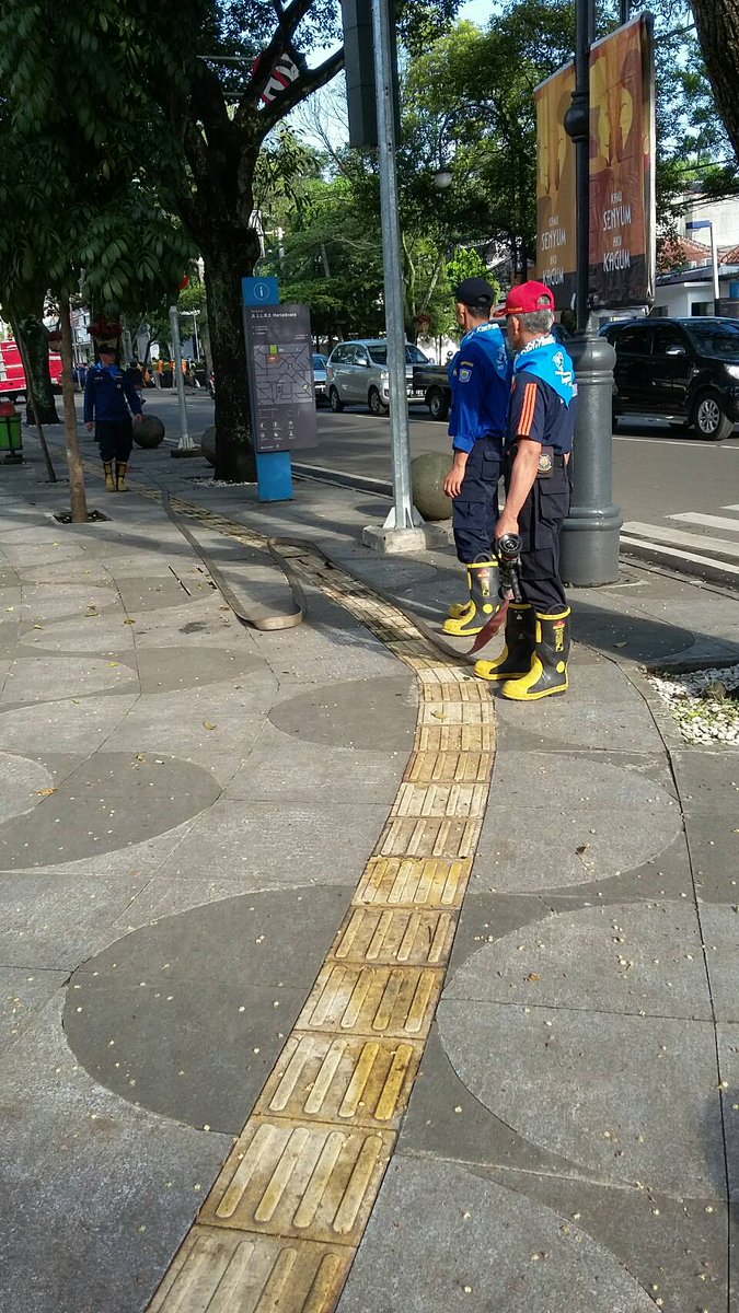 cleanactionid's tweet photo. Bandung Kota Kolaborasi, kebersihan lingkungan kebutuhan bersama. Yuk semua jaga perilaku bareng2 biar gak nyampah sembarangan #PosBergerak https://t.co/8Ibct7g3cr
