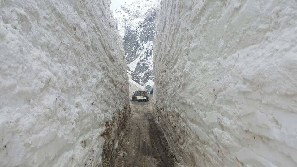 abdullaev's tweet photo. #Anzob today. How the (only) road between #Dushanbe and the "industrial" north of #Tj looks today. But, still officially operates... https://t.co/hyrUxhDi4S