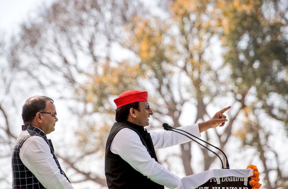 yadavakhilesh's tweet photo. As we move forward the crowds cheers get louder and louder. Thank you for your support at all our rallies. https://t.co/3oMhr076gL