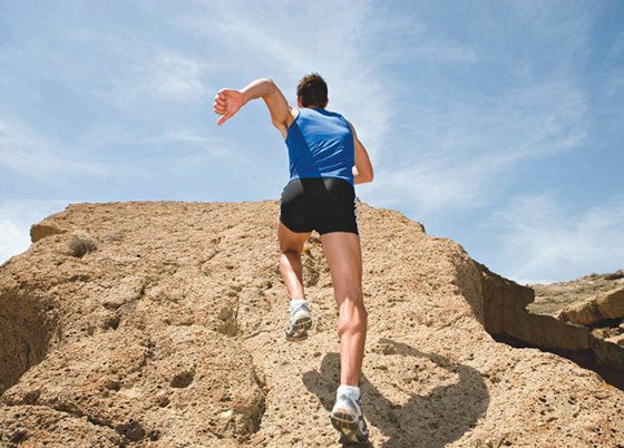 The hill run в шотландии. Бегущий человек по горам силуэт. Running of the hill. Идти по склону холма лучше чем быть под ним похороненным. Running of the hill.