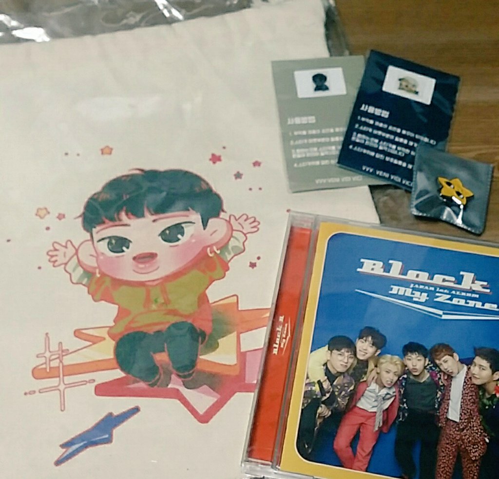 qnfkrqlqmrrmd12's tweet photo. @vvv_goods 이제막 집에도착해서 올려요!! 파우치 너무예쁘고 전차스도 이쁘고 추가로시킨 마이존앨범도 너무이뻐요!! 덤도 많이챙겨주셔셔 감사했습니당!! https://t.co/rukoX2zo03