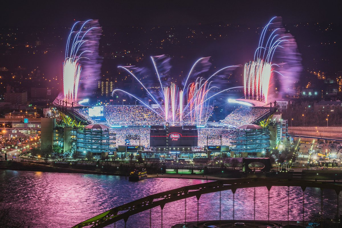 DaveDiCello's tweet photo. Fireworks light up the sky over Heinz Field tonight before the Pens defeated the Flyers 4-2 in the Stadium Series game at Heinz Field https://t.co/KMOUQaM46C