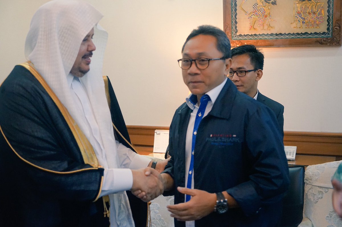 Mari menerima tamu dengan tangan terbuka. Janganlah saling beradu sesama anak bangsa. Beda pendapat silahkan, tapi hentikan saling mencela