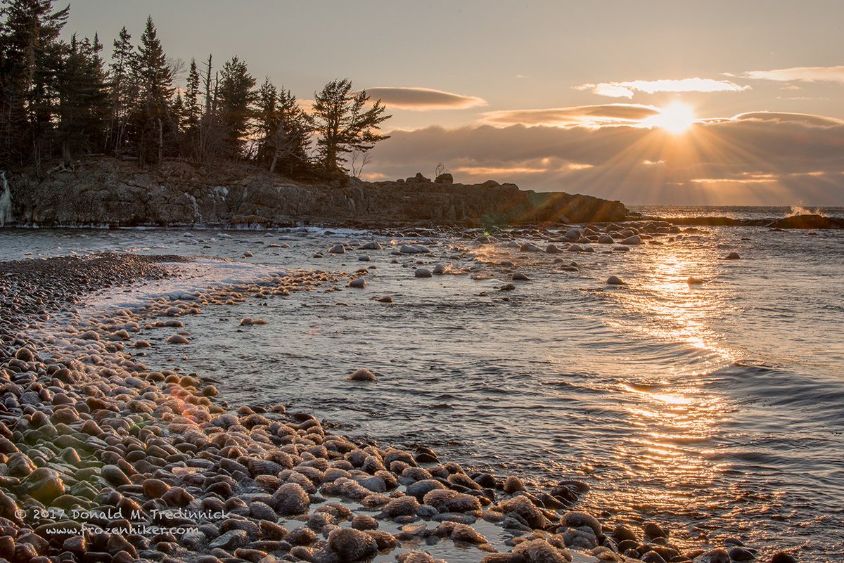 Sunrise @SplitRockLighthouseStatePark #sunrise #MNDNR #LakeSuperior #Minnesota #sunburst #ice #northshore #frozenphotographers #BeaverBay