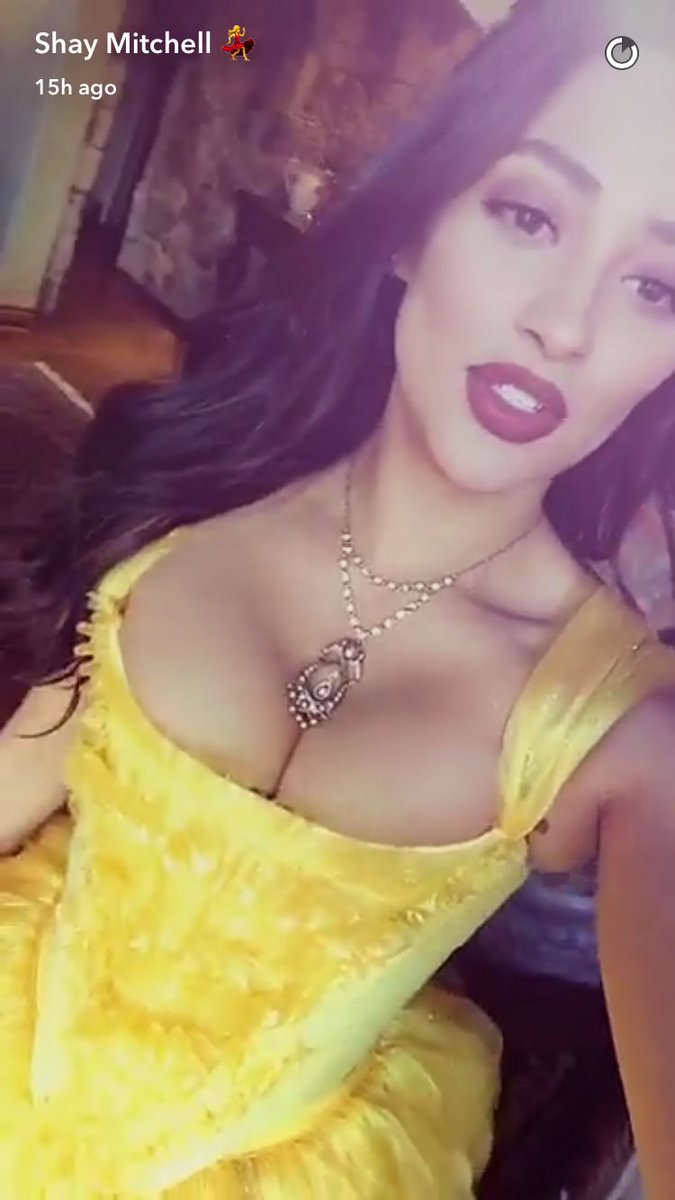shaymitch_jpn's tweet photo. 一昨日と昨日
何か謎の撮影… 🎬
セクシーすぎるBella🤤💗✨（笑）
#shaymitchell #plljp https://t.co/Pb4QJI3IaG