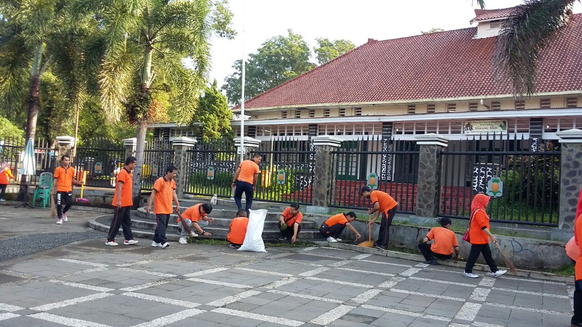 arif_ariantoro's tweet photo. Bersih bersih at wisma public area #posindonesia #posbergerak #reg5 #subang #kantorpos https://t.co/BOunaxupB4