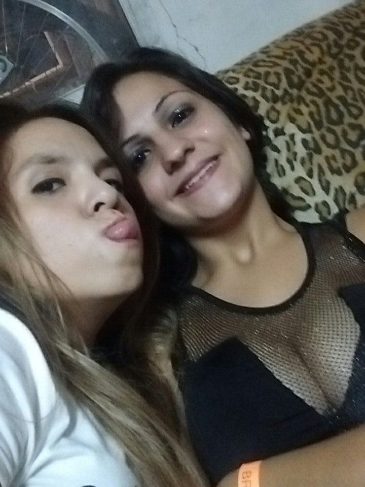 eri_carbry's tweet photo. Mis hermanas,mi vida! Las amo! Al fin de nuevo juntas! #Joa #Rochii #Valuu #Guada https://t.co/1iexC7LMJx