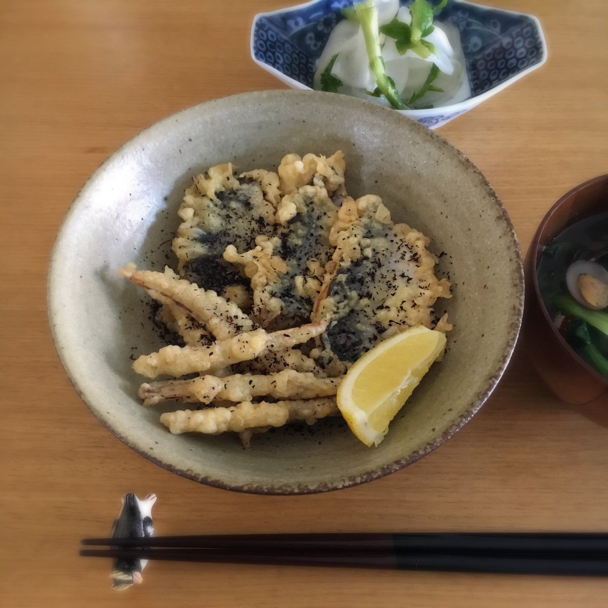 寿木けい Sur Twitter レモンと赤紫蘇の鯵天丼 鯵 とごぼうを天ぷらにしてご飯にのせ ゆかりをふりかけるだけ レモンをたっぷり搾ると ゆかりがふやけて酸と旨味がじゅわり衣に染みる 鯵は大人は天ぷら 子供は大根おろしと出汁でさっと煮てみぞれ鍋風に 他 寿木けい Sur Twitter レモンと赤紫蘇の鯵天丼 鯵 とごぼうを天ぷらにしてご飯にのせ ゆかりをふりかけるだけ レモンをたっぷり搾ると ゆかりがふやけて酸と旨味がじゅわり衣に染みる 鯵は大人は天ぷら 子供は大根おろしと出汁でさっと煮てみぞれ鍋風に 他