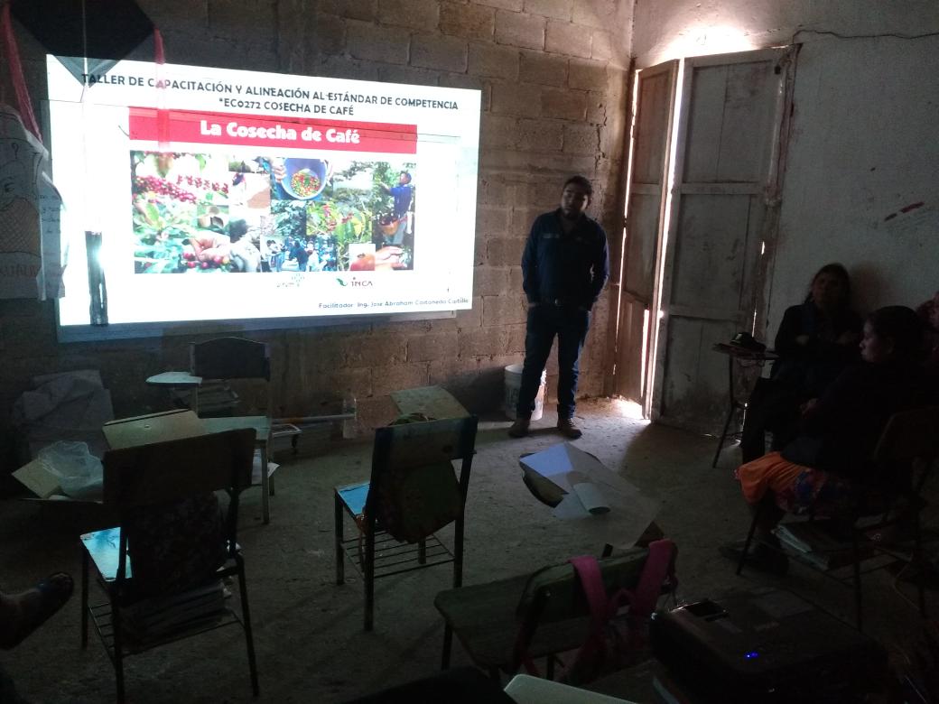 EvaluadorJose's tweet photo. Taller de alineación en el Estándar de Competencia Cosecha de café en Tlaxco, Chiconcuautla, Puebla https://t.co/UOYW4BAxml