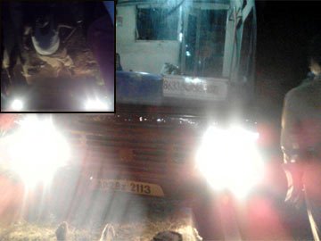SakshiNews's tweet photo. #RTCbusdriver #heartattack #dies స్టీరింగ్పైనే కన్నుమూసిన ఆర్టీసీ డ్రైవర్
https://t.co/UjsSCComU7 https://t.co/uWcMG0qVBw