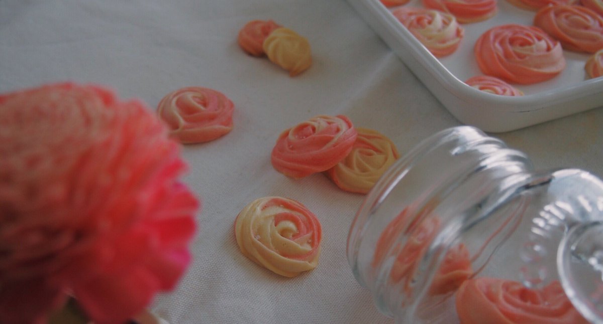 バレンタインくれたけど返せてない
友達用のお菓子作った🌹
ローズクッキーだよう〜