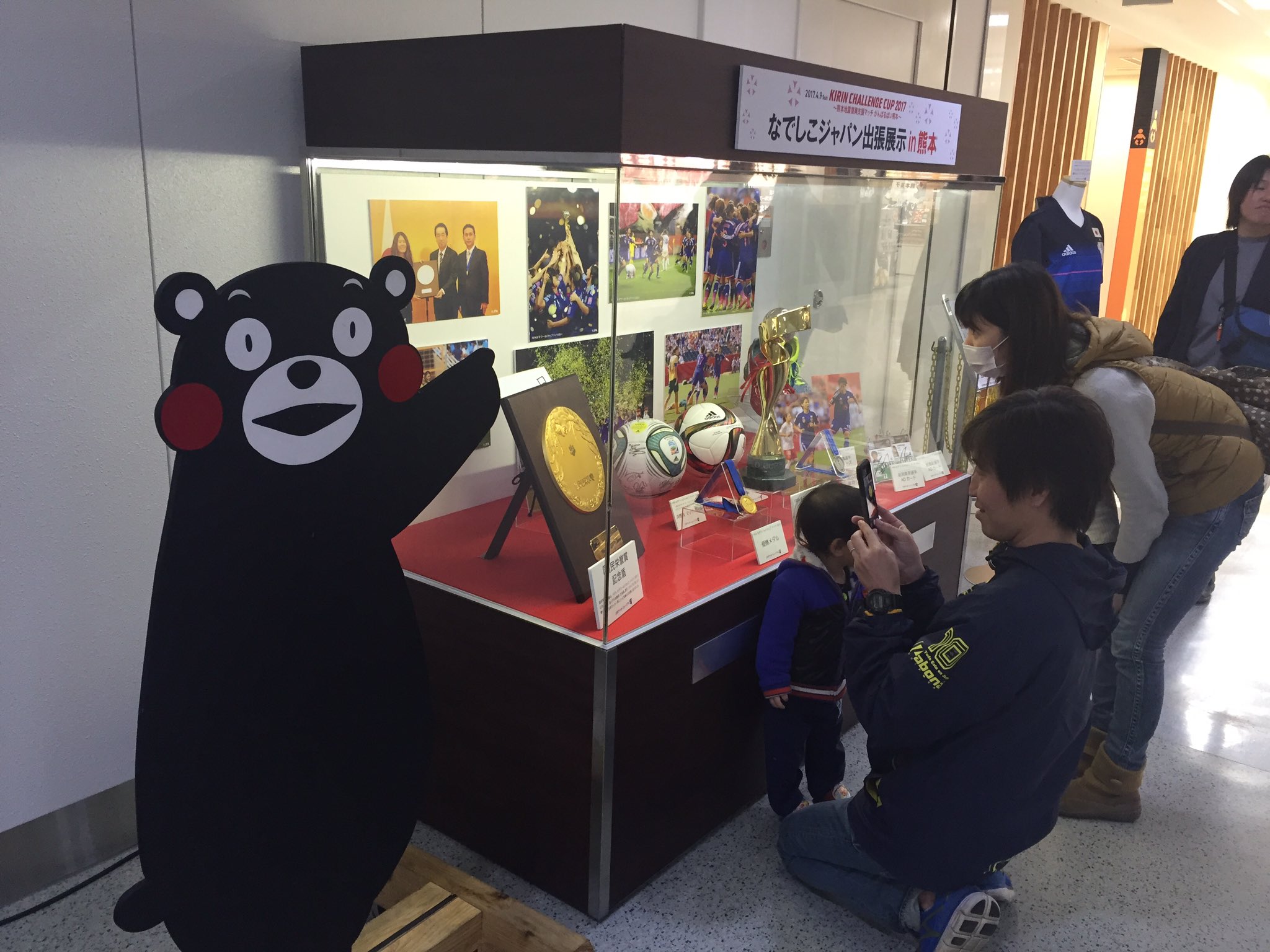 Jfaなでしこサッカー なでしこジャパン出張展示in熊本 熊本空港 この出張展示を見るためにご来場いただいたご家族の皆さん お兄ちゃんはサッカーで1点決めたよと教えてくれました キリンチャレンジカップ17 4 9 熊本 T Co 8duk2ku4ou Jfaなでしこサッカー なでしこジャパン出張展示in熊本 熊本空港 この出張展示を見るためにご来場いただいたご家族の皆さん お兄ちゃんはサッカーで1点決めたよと教えてくれました キリンチャレンジカップ17 4 9 熊本 T Co 8duk2ku4ou