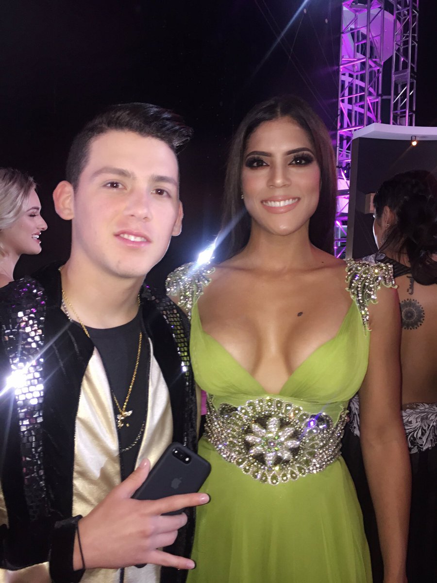 newconceptpr's tweet photo. @JelozMusic Colombia compartiendo con las estrellas en #PremioloNuestro #Univision @DannyLujan @franciscaNBL Daniela Botero #PLN2017 https://t.co/U57ZVZi5Le