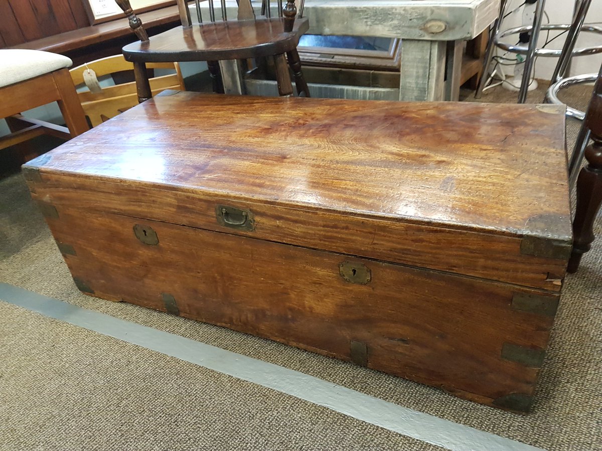 SIMSVINTAGEWW's tweet photo. Lovely pair ! #chest #coffeetable #furniture https://t.co/T0KSD13bEG