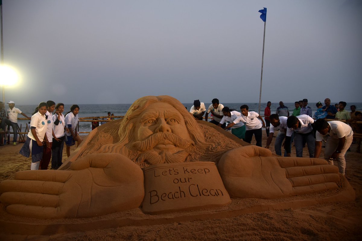 Cleanbeachfest's tweet image. "Its a inclusive responsibility to keep our beaches clean" 
Sand art at the #CleanBeachFest #Gopalpur creating awareness among the citizens.