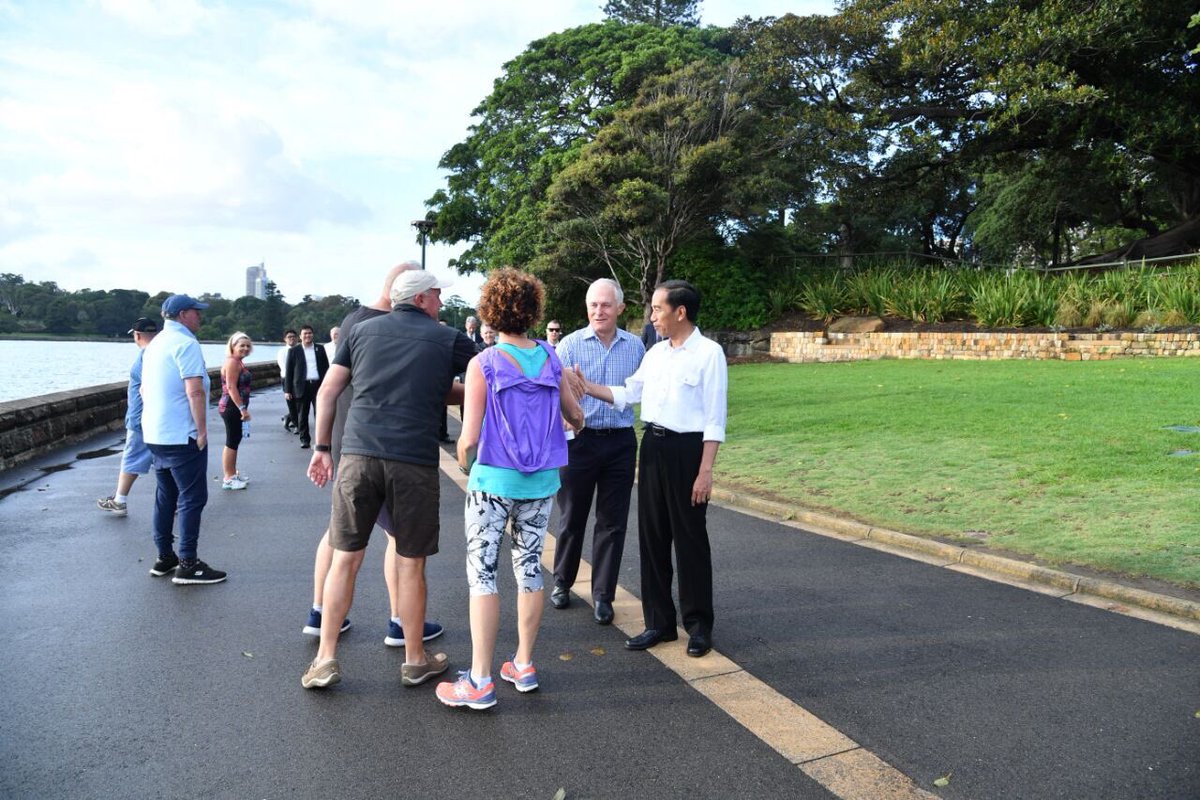 jokowi's tweet image. Tadi pagi, jalan dan menyapa warga Sydney bareng Perdana Menteri Malcolm Turnbull di Royal Botanic Garden Sydney -Jkw