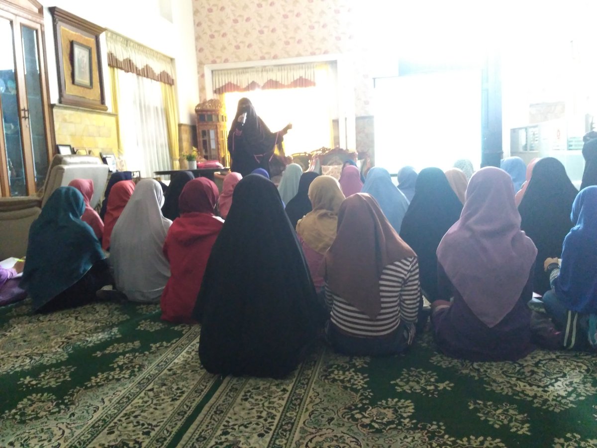 ".....Maka pilihlah karena agamanya, niscaya akan menyelamatkanmu" (HR. Ahmad)
#KREASI3 Wedding Series 'Hijrah'