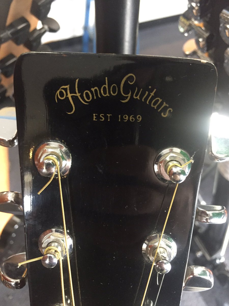 Dmitricomments's tweet photo. @Future_Folk I feel like I found the best guitar ever made... in a pawn shop... https://t.co/ZMVjtBtGLH