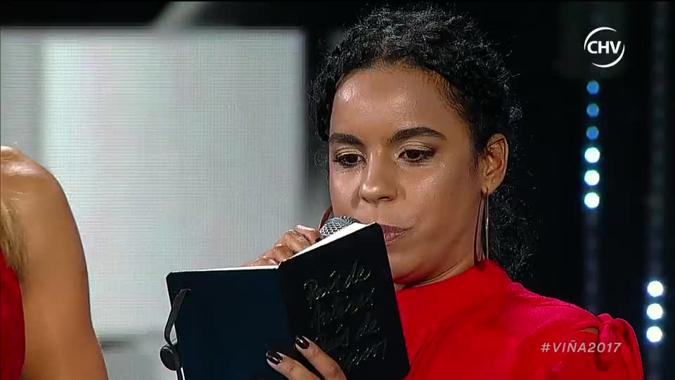 chilevision's tweet photo. [VIDEO] La comentada oración de Danay Suárez tras obtener una gaviota de plata especial en #Viña2017 ► https://t.co/R4nBFEfxEE https://t.co/O6VP7DLySx