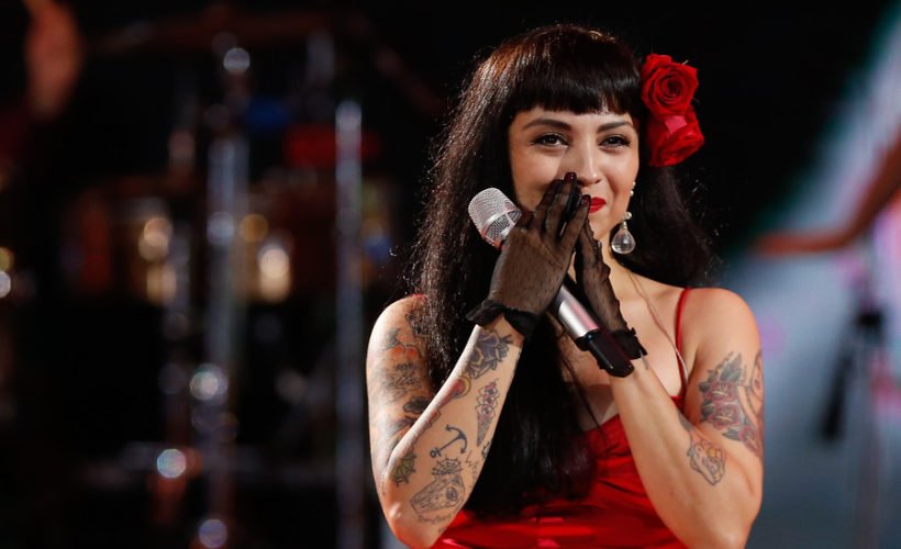latercera's tweet photo. Mon Laferte tras su rotundo éxito en #Viña2017: “Aún estoy asimilando lo que está pasando” https://t.co/fgCi1iuiiA https://t.co/zh8MG3sgcC