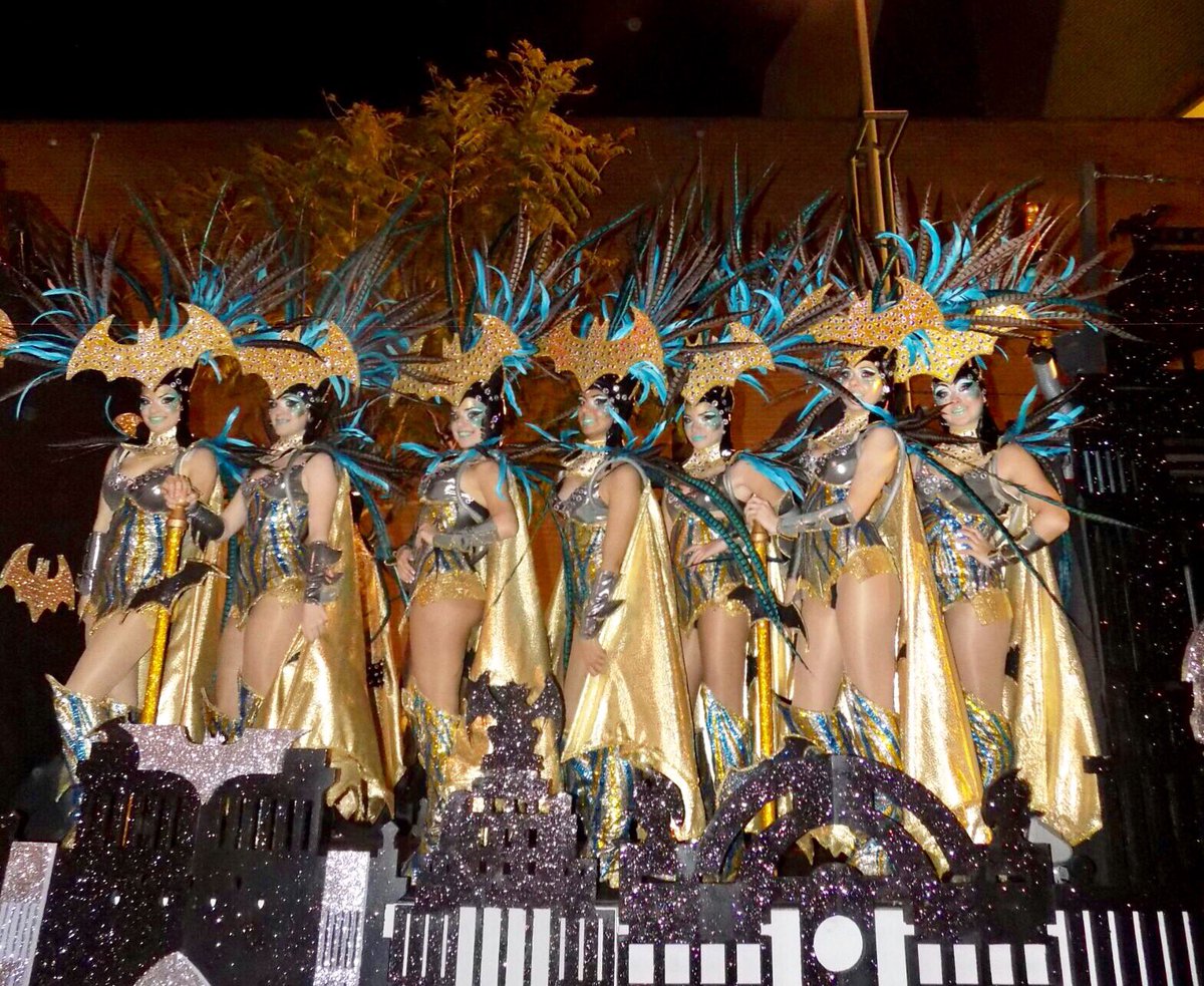 coloursfantasy's tweet photo. Nuestra carroza tematizada de la ciudad de #TarraGOTHAM jubto a sus #Batgirls #CarnavalTGN #jofaigelcarnaval #BatColours2017 #Gotham https://t.co/f9YYbGJz08