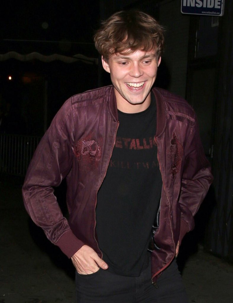 ashtonslibrary's tweet image. 