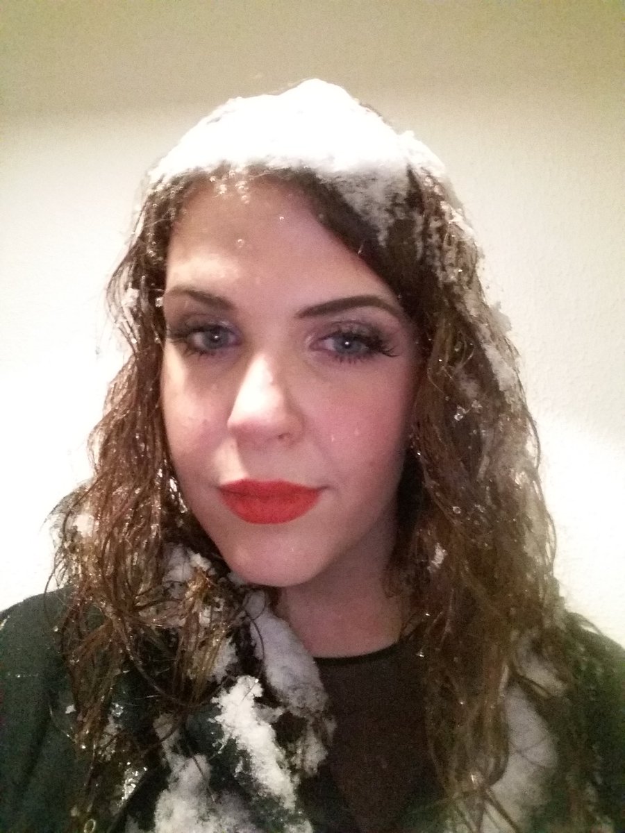 valgerdurb1's tweet photo. Stelpan að vinna með snjófylgihlutina í gær, snjótopphúfa og kragi #icequeen https://t.co/XwNpHEfeu2