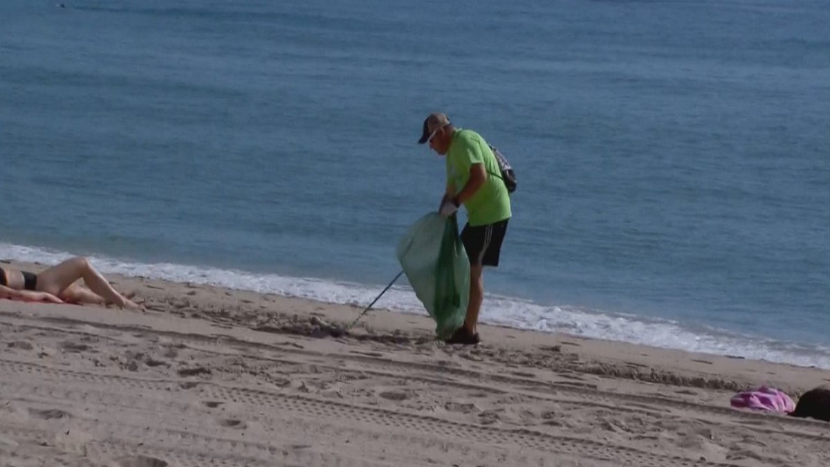 Volunteers are cleaning the beach ahead of the Tortuga Music Festival bit.ly/2lcQcRV https://t.co/TeCB5fpvxV