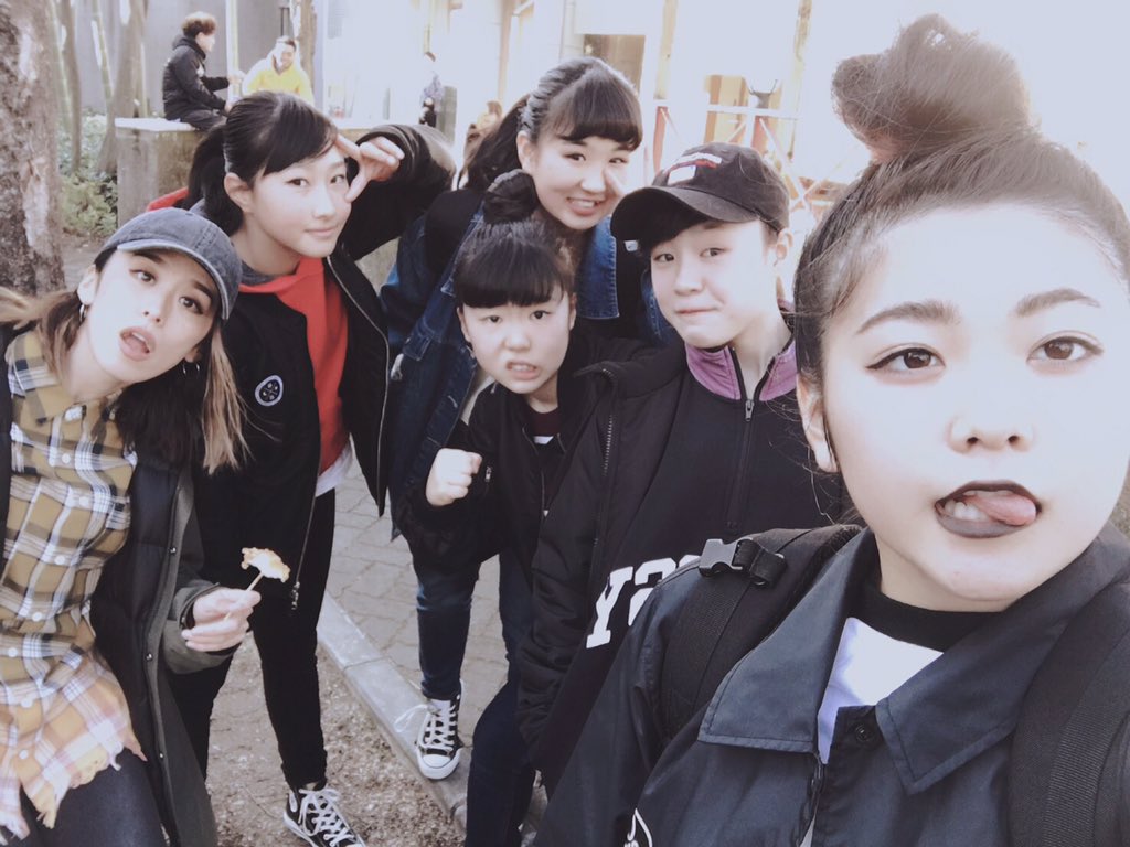 06Kyary's tweet photo. ダンスイベントわず👐
キッズたちのバトルが迫力ありすぎて夢中で見てたすごく勉強になりました
自分たちの出番の前に上手い人たちを見たというこ��も、普段見慣れない人といるということもあり今日はすごく緊張した
緊張はしたけど自分らしいく堂々と踊れたかな
これからのレッスンも頑張るぞ🔥 https://t.co/S5LSnOAUNE